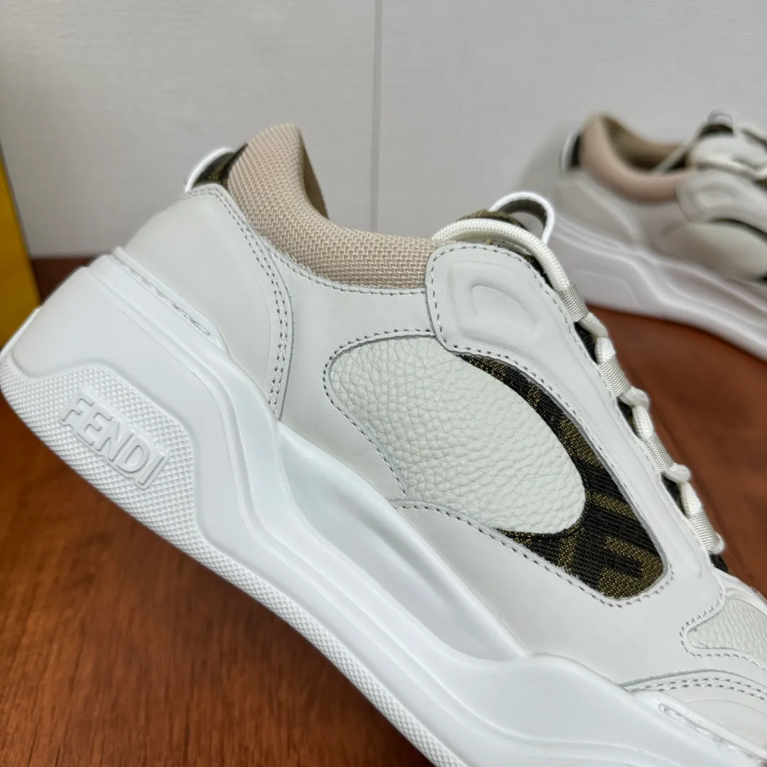 Batch 780 FENDI/FENDI Force men's sports shoes, new thick-soled lightweight lace-up low-top shoes at the counter, made of white full-grain leather and white and brown smooth leather, with padded elements. Brown FF jacquard and yellow technical fabric details. Lightweight, thick white sole with FF graphic details on the toe and heel. Main body of pebbled soft cowhide with Nappa calfskin. Contrasting color multiple composite splicing, extremely modern and youthful, webbing style lace-up hole design, multiple injection molded brand logo plastic modules on the toe, and embroidered FF logo on the side, heavy craftsmanship, full of details, super high quality control and fine workmanship! Full mesh breathable lining, ultra-light TPR foam rubber; molded outsole, lightweight and versatile, non-slip and wear-resistant! Comes with full packaging! Size: 39-40-41-42-43-44 Leather shoe size (can be customized, 38.45 cannot be returned or exchanged) Item number: 7E1728 white brown